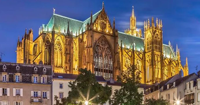 Vue extérieure de nuit de la Cathédrale de Metz illuminée