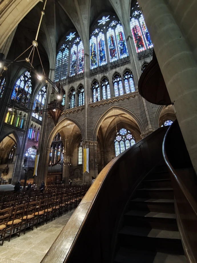 Vue intérieure de la Cathédrale illuminé par ses vitraux