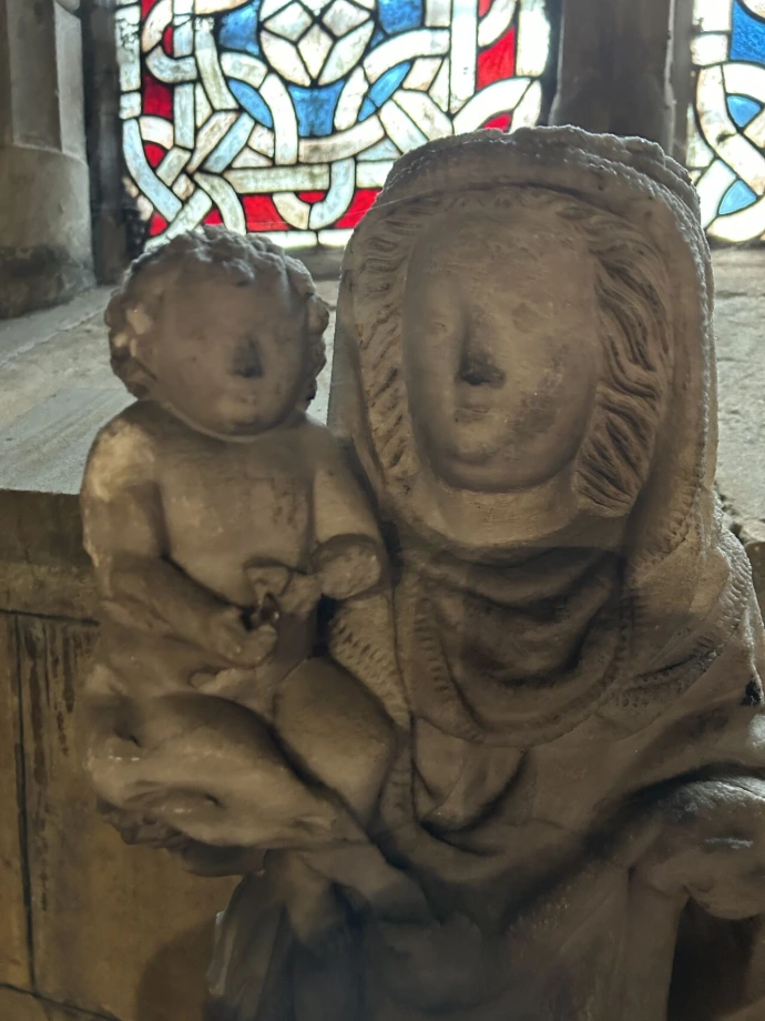 Statuette en albâtre de la vierge et l'enfant attendant une restauration