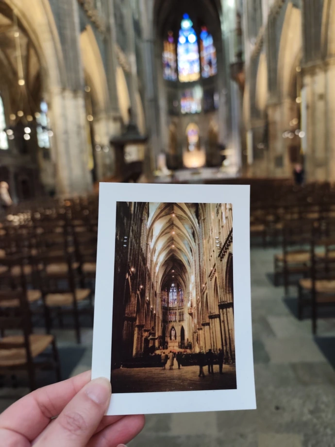 Vue en perspective d'une carte postale montrant la nef avec en flou de fond la nef de la Cathédrale