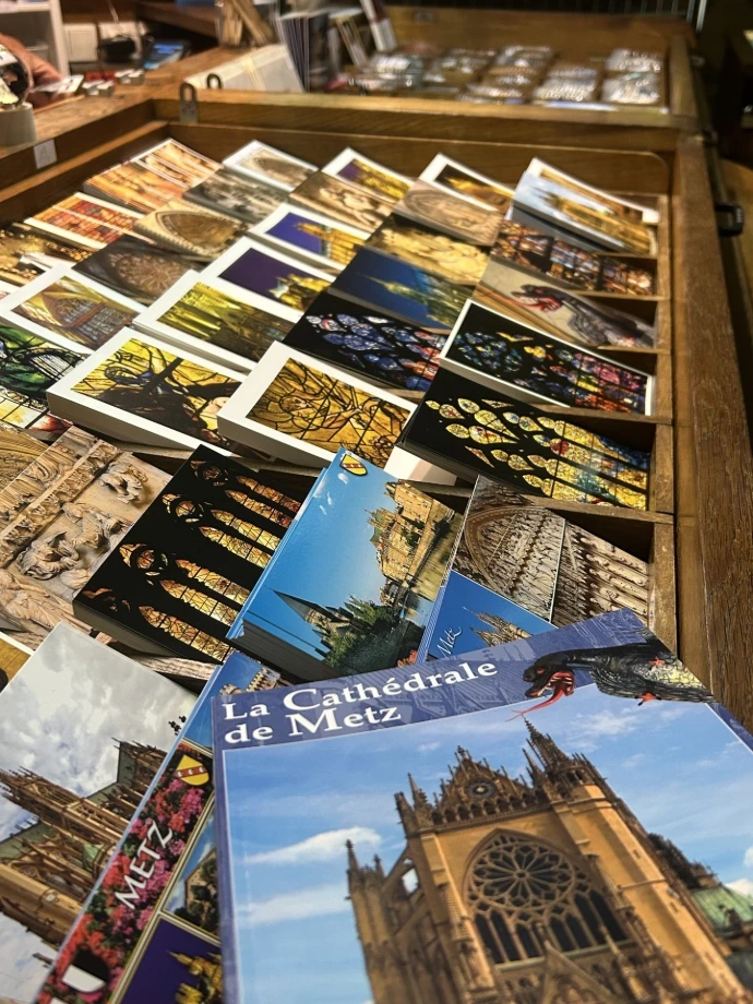 Vue des articles de la boutique, livres et cartes postales