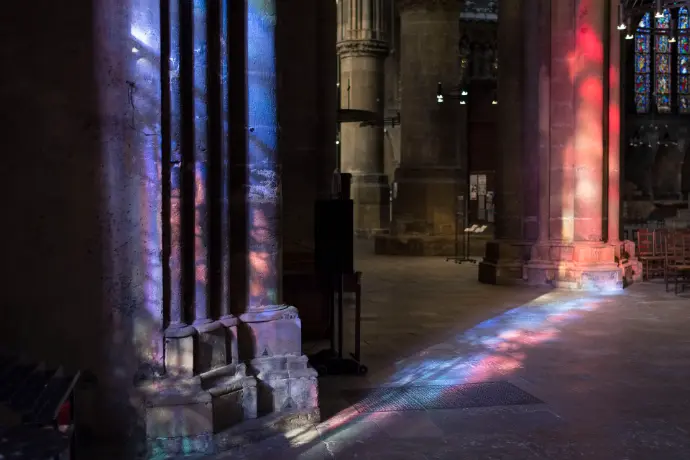 Jeux de lumières des vitraux sur le sol de la Cathédrale Saint-Étienne de Metz