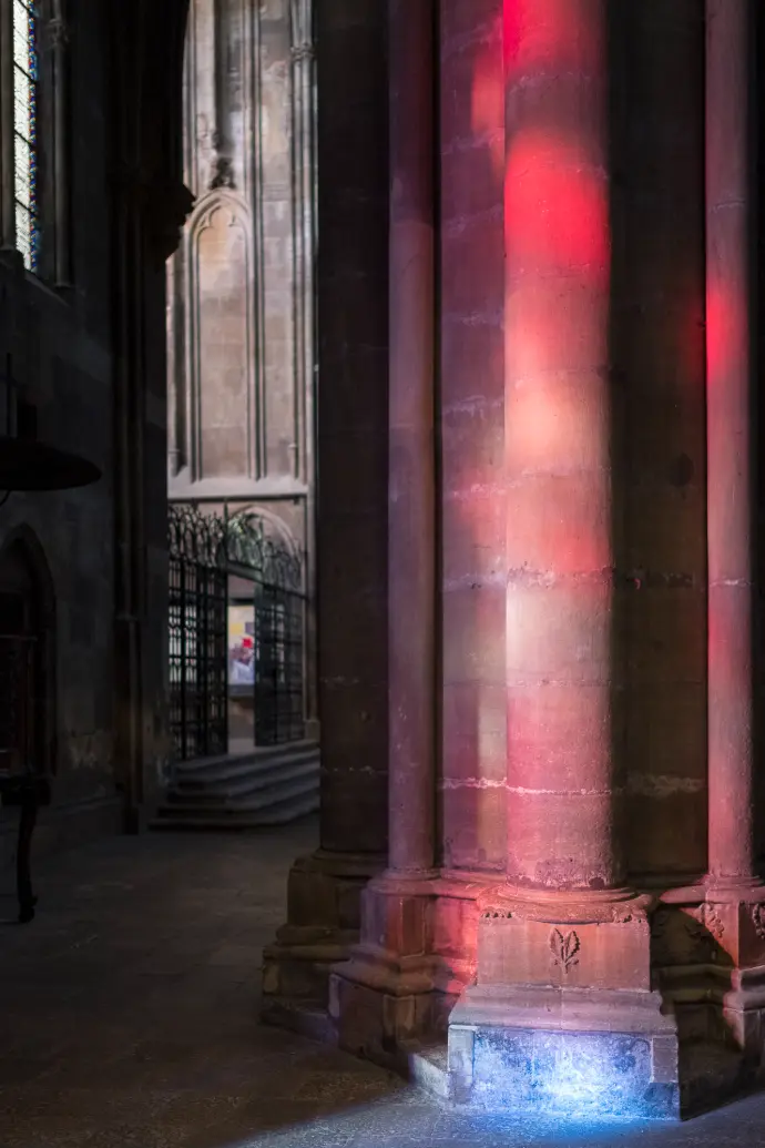 Jeux de lumières des vitraux sur les murs de la Cathédrale Saint-Étienne de Metz