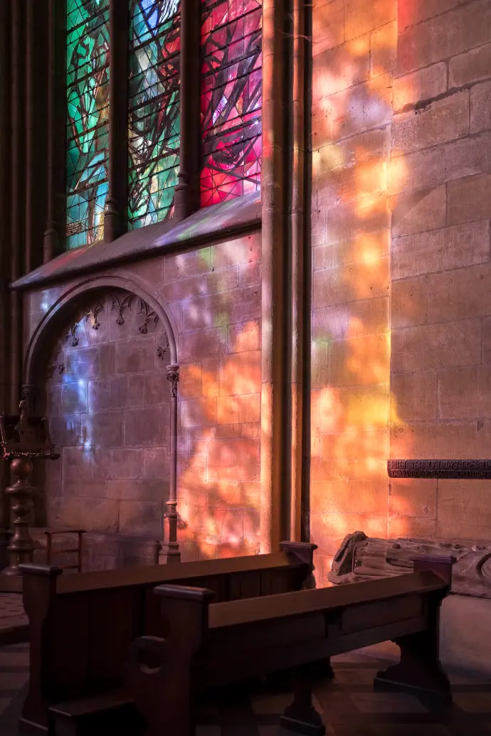 Jeux de lumières des vitraux sur les murs de la Cathédrale Saint-Étienne de Metz