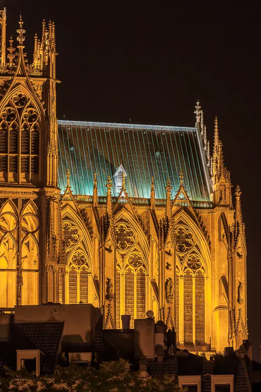 Vue extérieure de nuit de la Cathédrale Saint-Étienne de Metz Illuminée