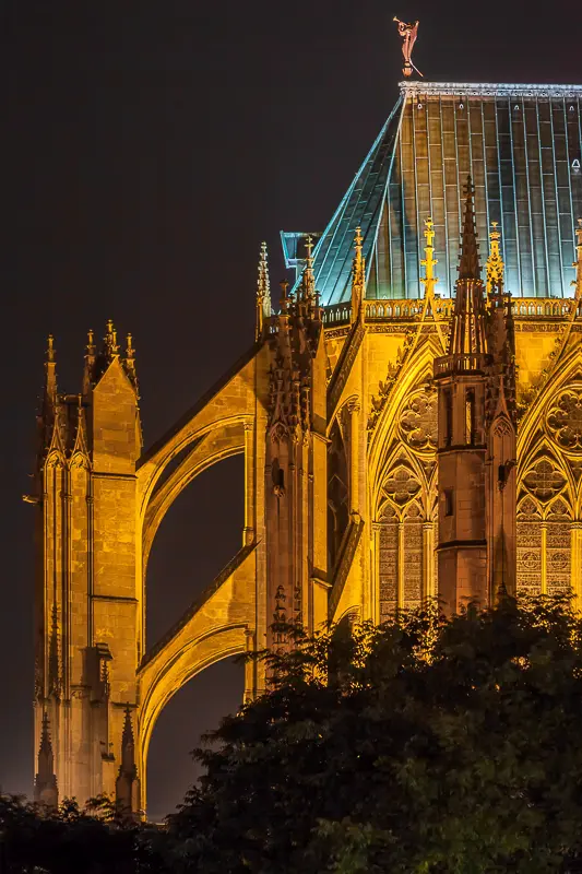 Vue extérieure de nuit de la Cathédrale Saint-Étienne de Metz Illuminée