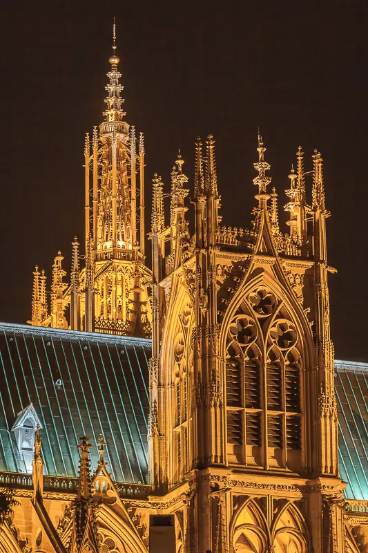 Vue extérieure de nuit de la Cathédrale Saint-Étienne de Metz Illuminée