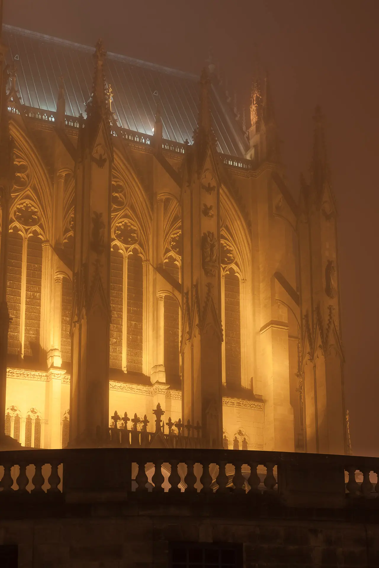 Vue extérieure de nuit de la Cathédrale Saint-Étienne de Metz Illuminée et sous un léger brouillard