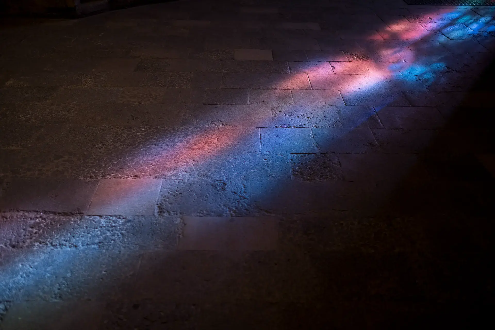 Jeux de lumières des vitraux sur le sol de la Cathédrale Saint-Étienne de Metz