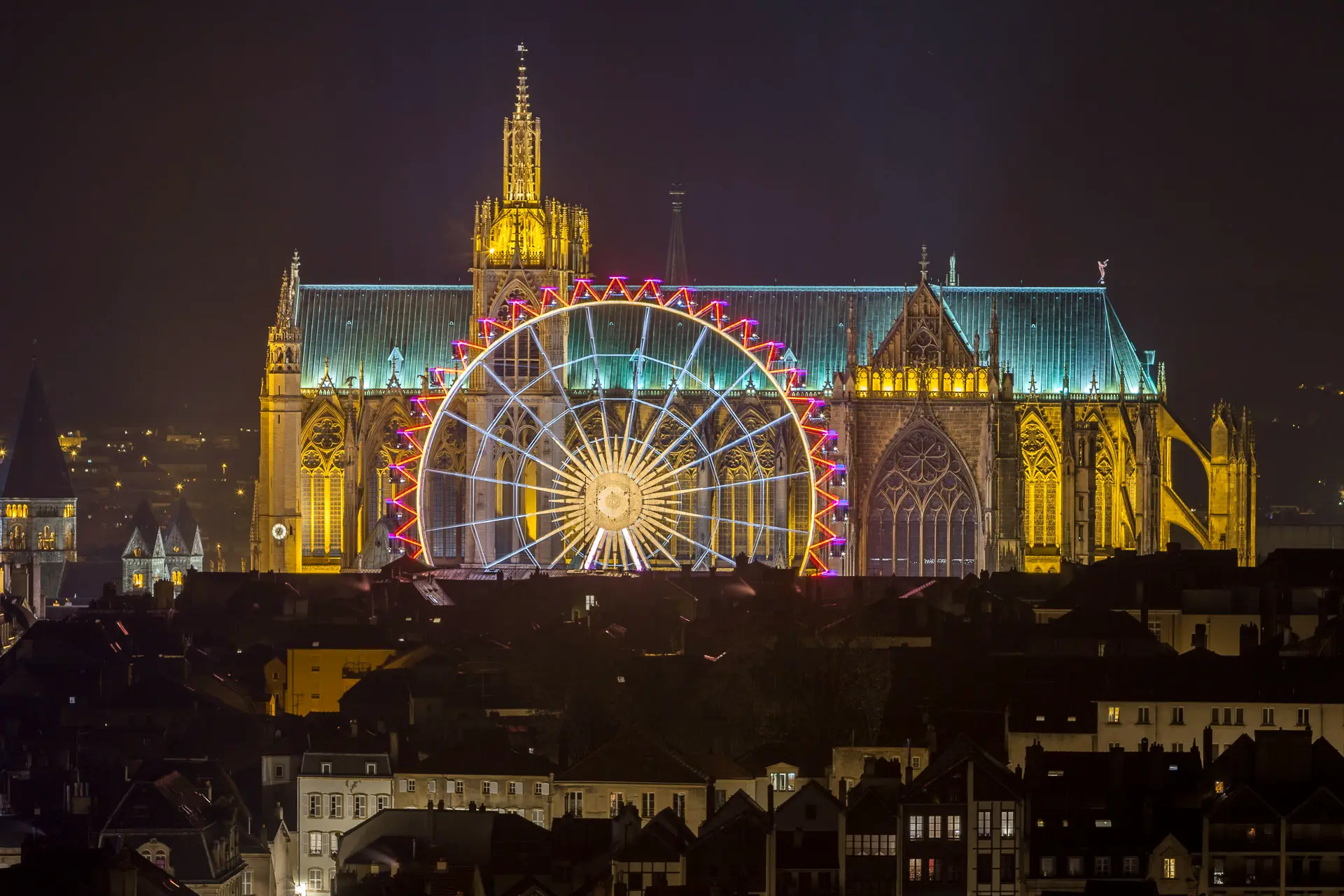 Vue extérieure de nuit de la Cathédrale Saint-Étienne de Metz Illuminée