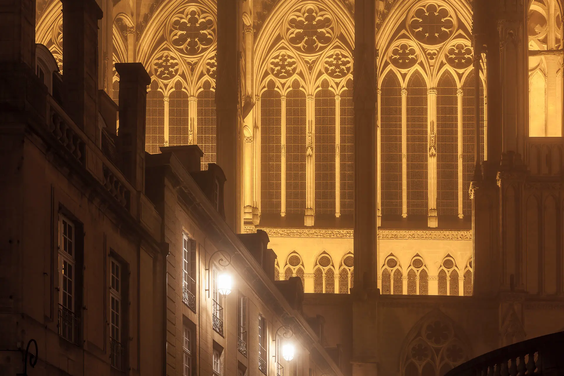 Vue extérieure de nuit de la Cathédrale Saint-Étienne de Metz Illuminée et sous un léger brouillard