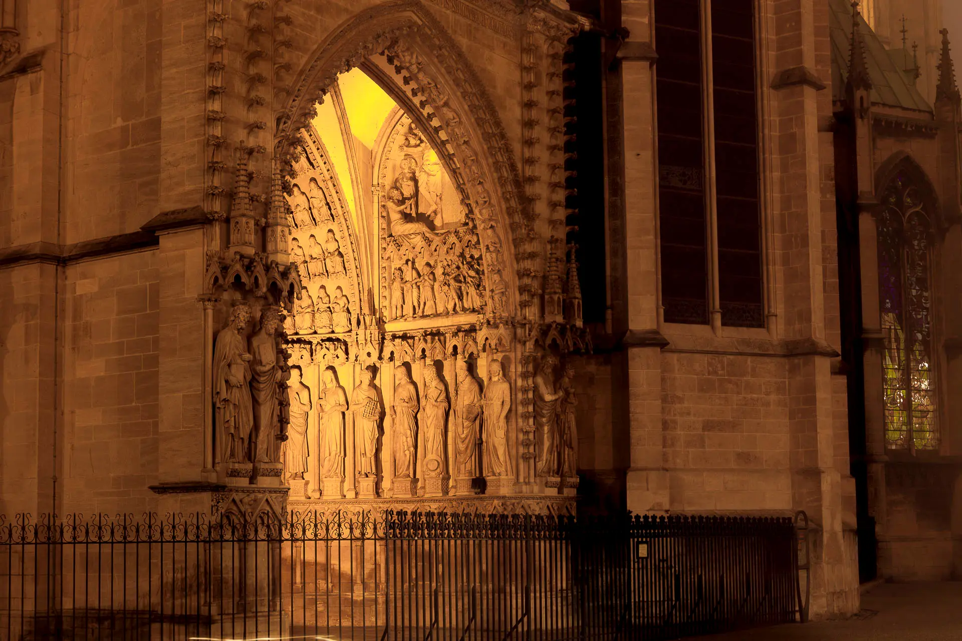 Vue extérieure de nuit de la Cathédrale Saint-Étienne de Metz Illuminée