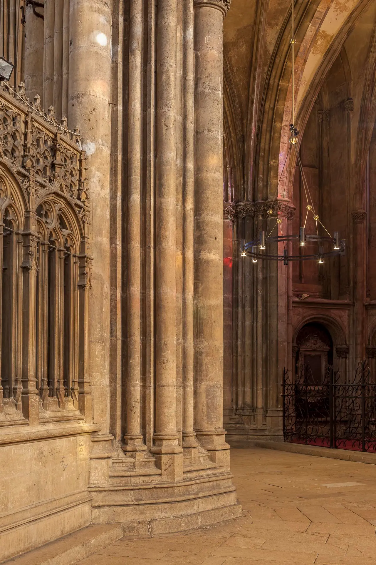 Vue intérieure des colonnes dans la Cathédrale Saint-Étienne de Metz