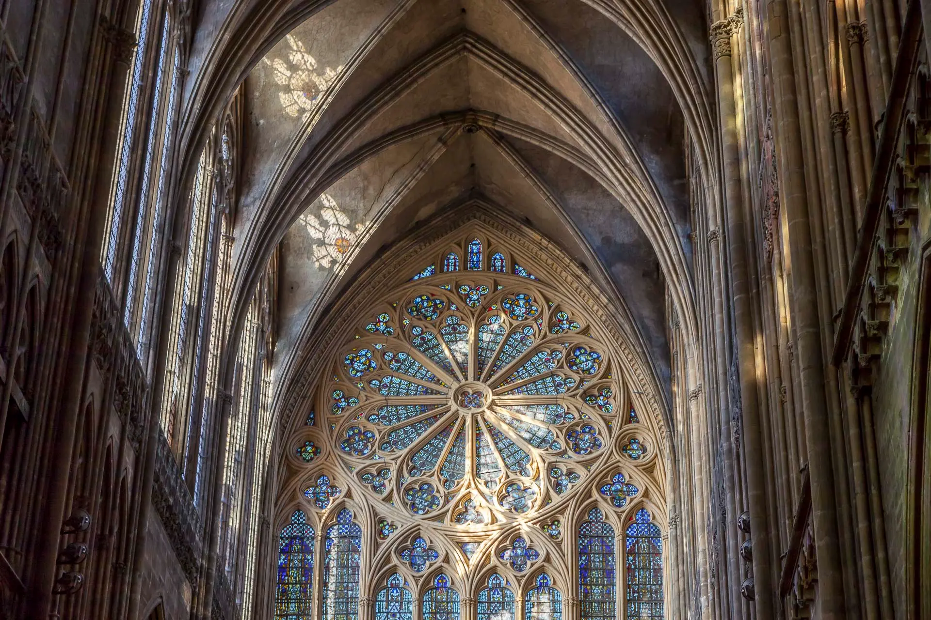 Vue intérieure des vitraux de la Cathédrale Saint-Étienne de Metz