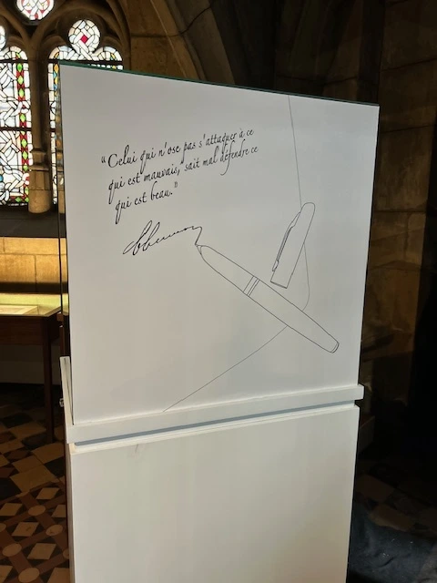 Vue latérale d'une nouvelle vitrine