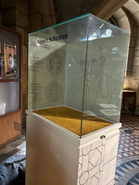 Vue rapproché d'une nouvelle vitrine dédiée à Robert Schuman