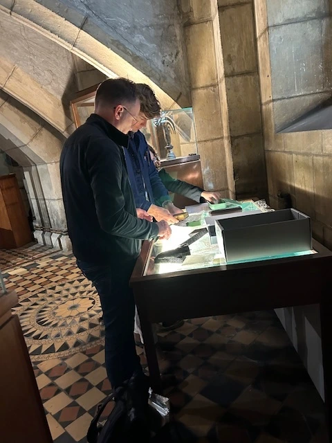 Aménagement d'une nouvelle vitrine dans la Crypte