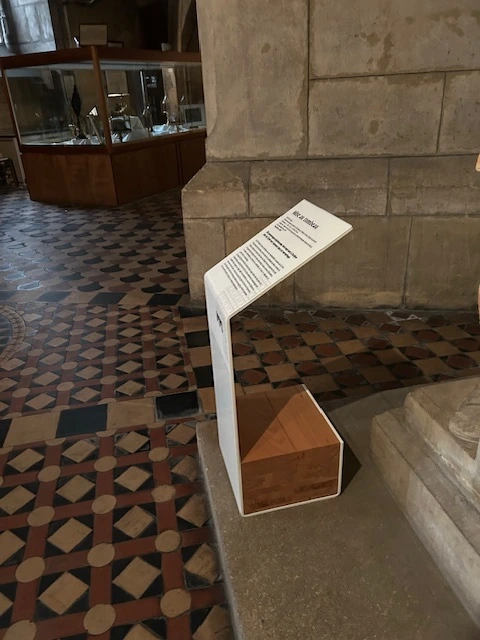 Nouveau pupitre explicatif à l'intérieur de la Crypte