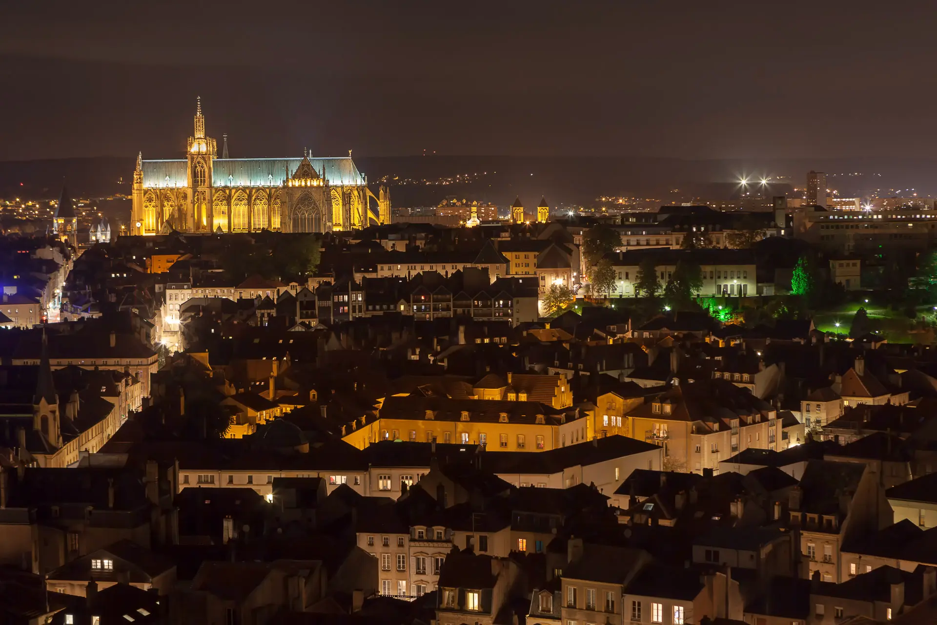 Vue extérieure de nuit de la Cathédrale illuminé surplombant la ville de Metz