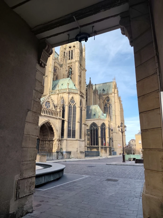 Vue extérieure de la Cathédrale de Metz révélez depuis une arche d'une rue voisine